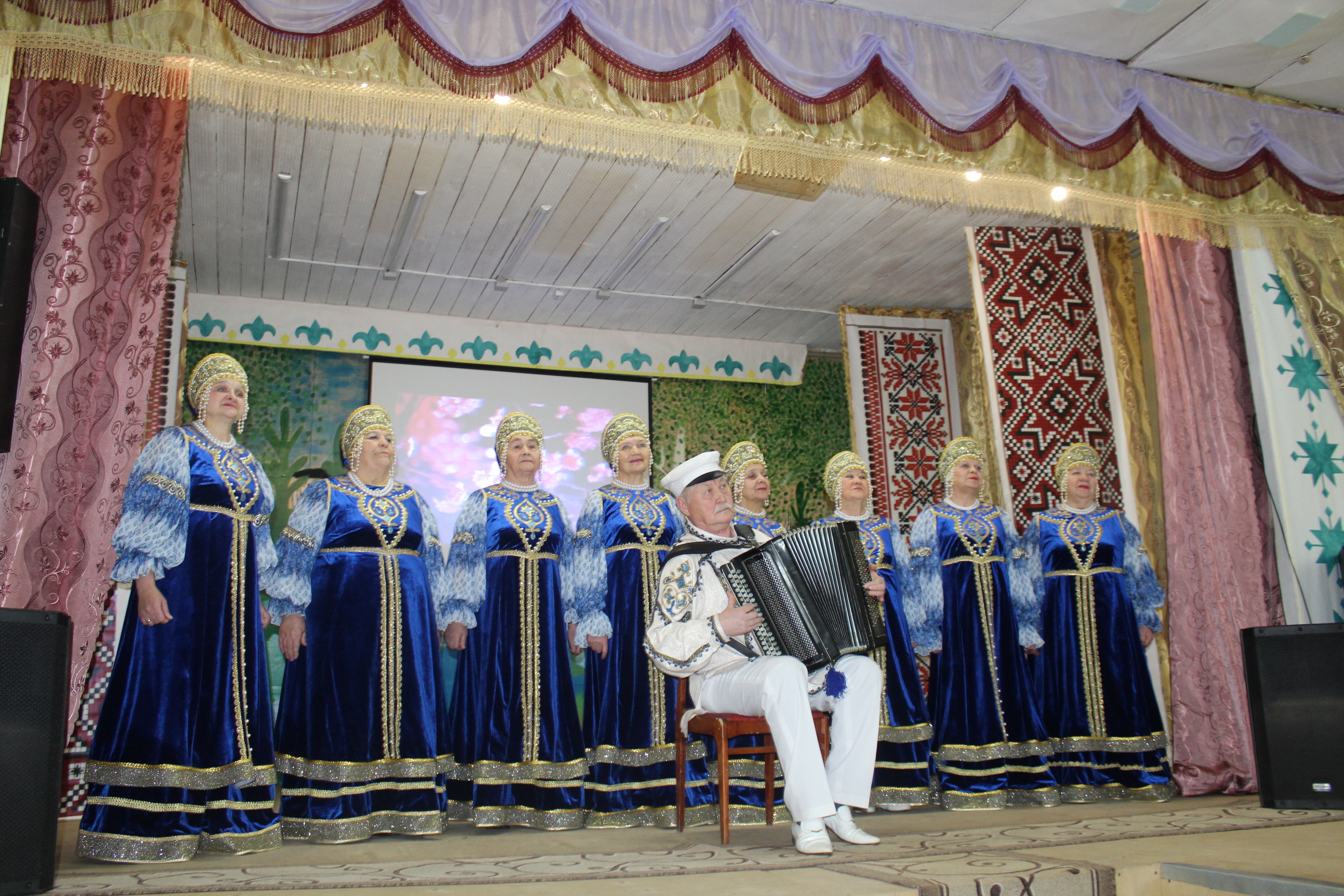 В Верхнетыхтемском СДК прошел концерт в рамках закрытия Года культурного наследия народов России