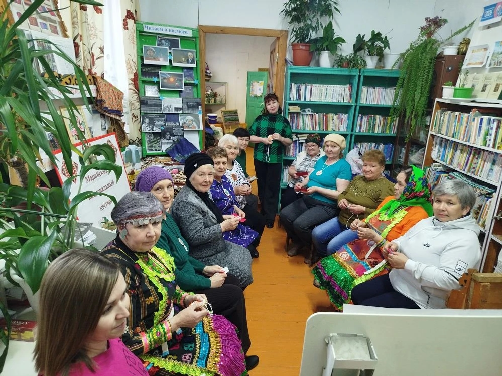 Не только ткачество и шитье, но и общение