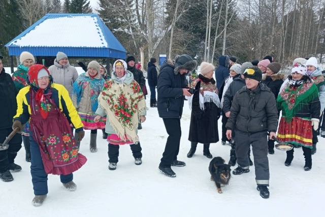 Весело и забавно проводили зиму жители деревни Бабаево