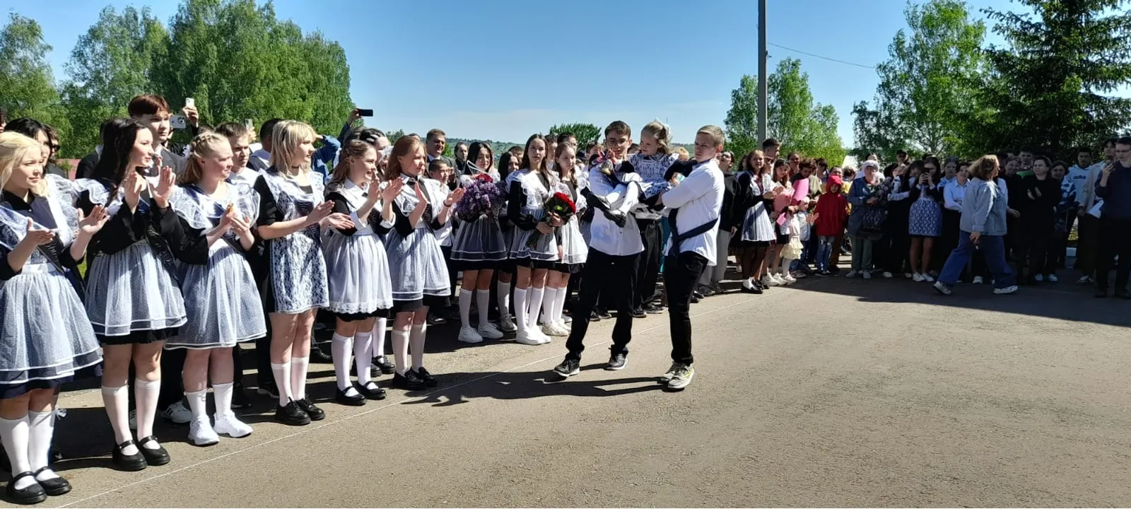 Для выпускников  Калтасинского района прозвенел последний звонок