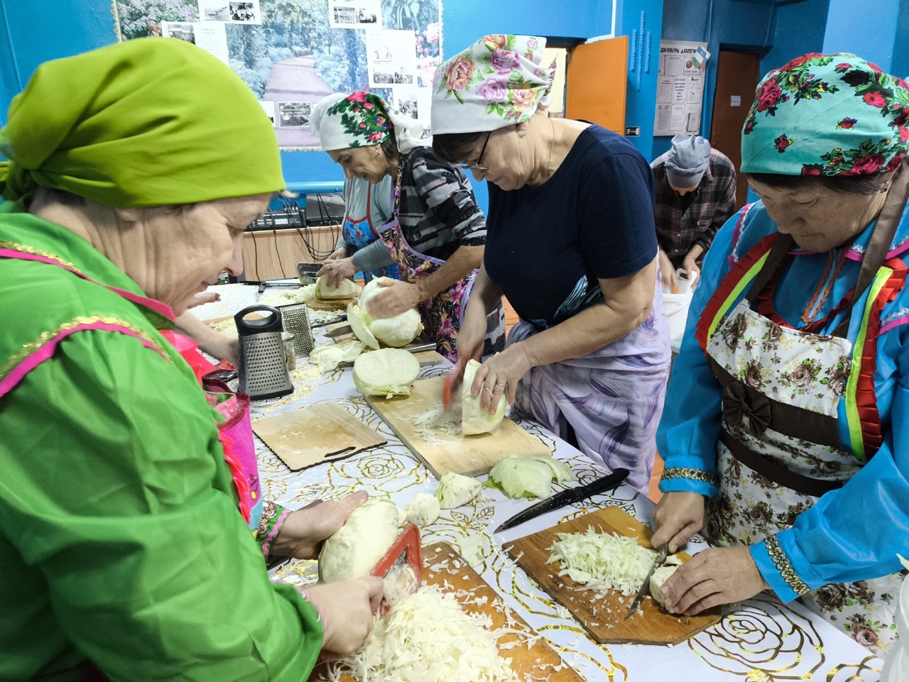 «Капустные посиделки» в Калегино: женщины засолили капусту для участников СВО