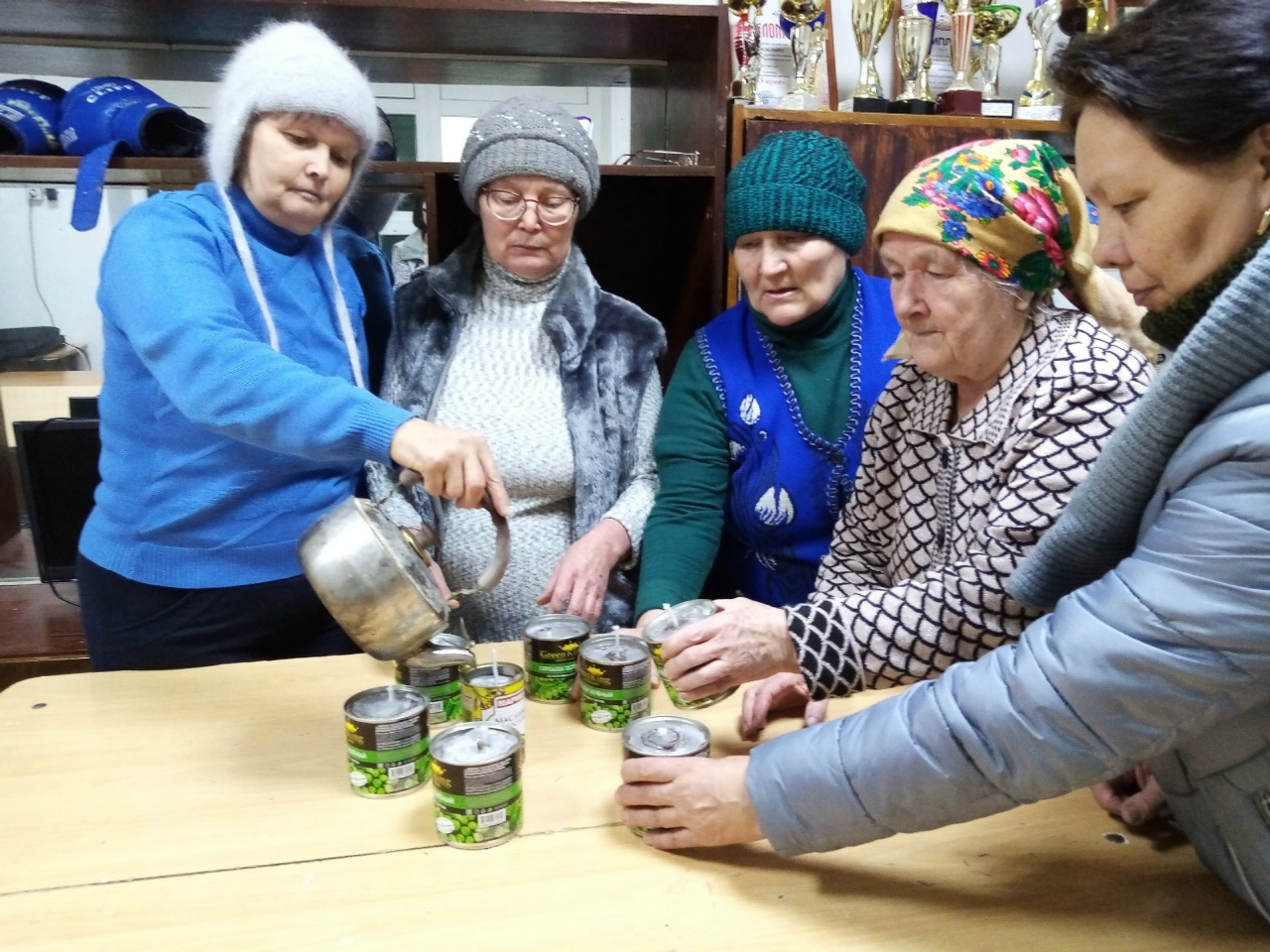 Защита для защитников: мастерицы деревни Сазово шьют антидроновые одеяла