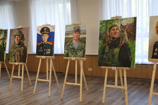 В Государственном Собрании открылась выставка «СВО и Герои»