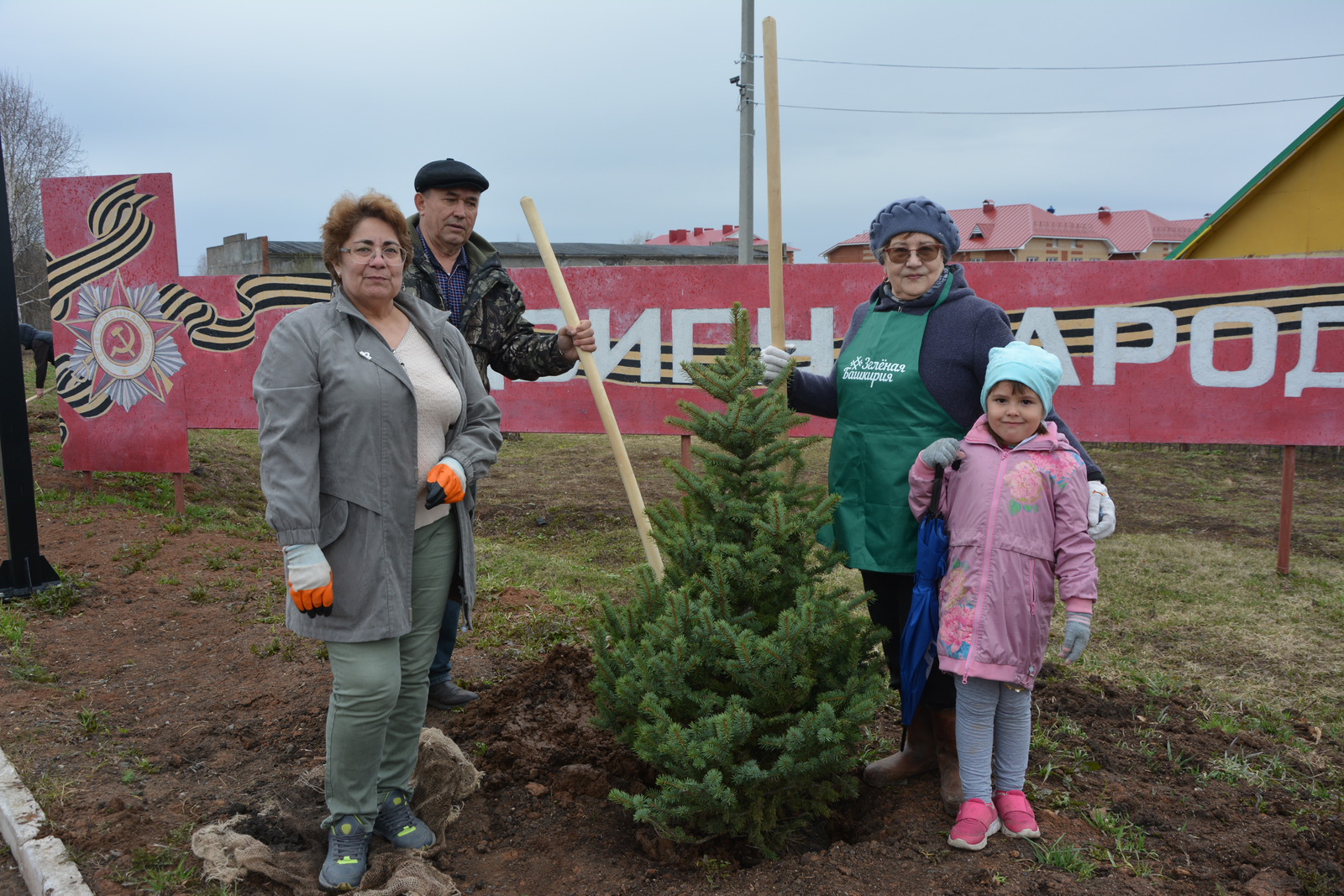 Мемориал Славы в селе Калтасы украсили голубые ели