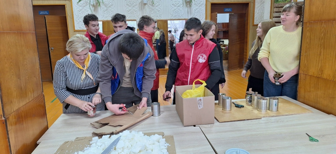 Согреем наших: кутеремские школьники делают окопные свечи для бойцов СВО
