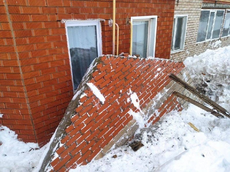 В Башкирии снег разрушил кровлю жилого дома