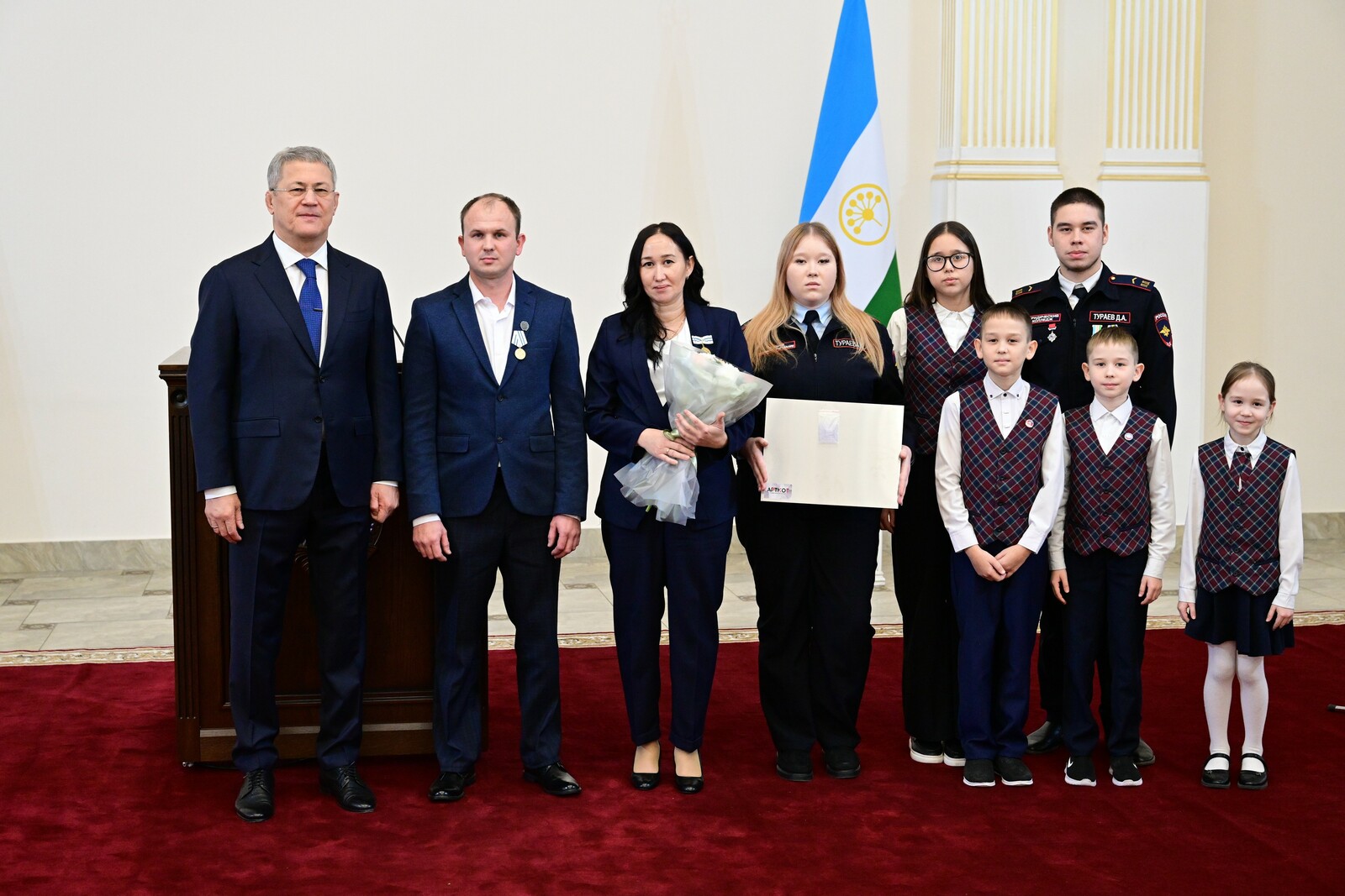 Радий Хабиров поздравил женщин с предстоящим Днём матери