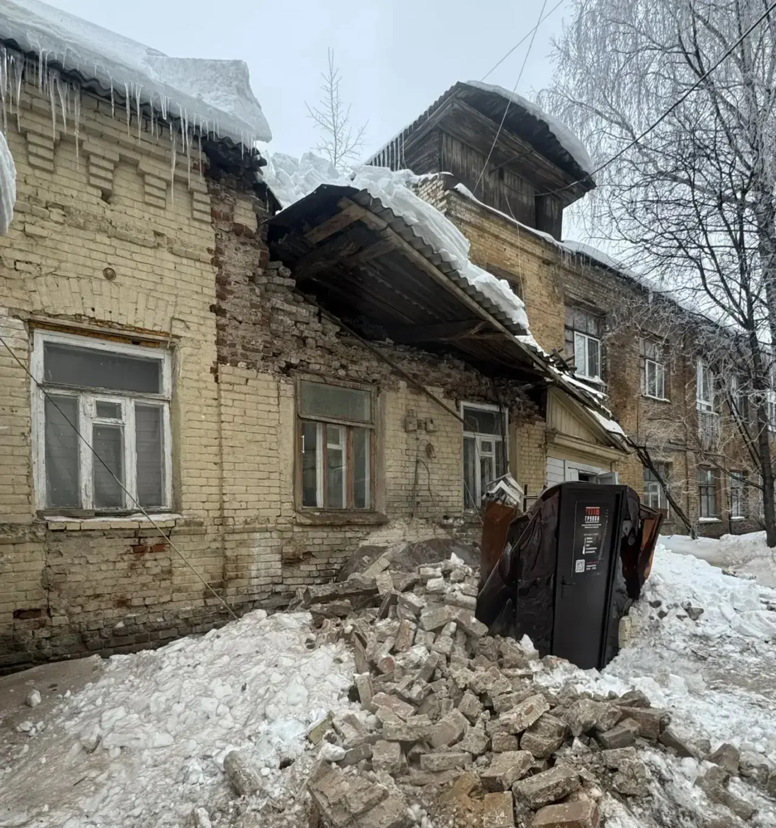 В Башкирии за выходные произошло три случая повреждения кровли из-за снега
