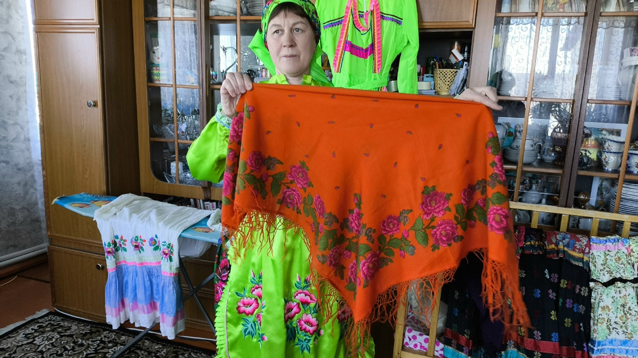 Ленты с Дороги жизни стали украшением  национального платья