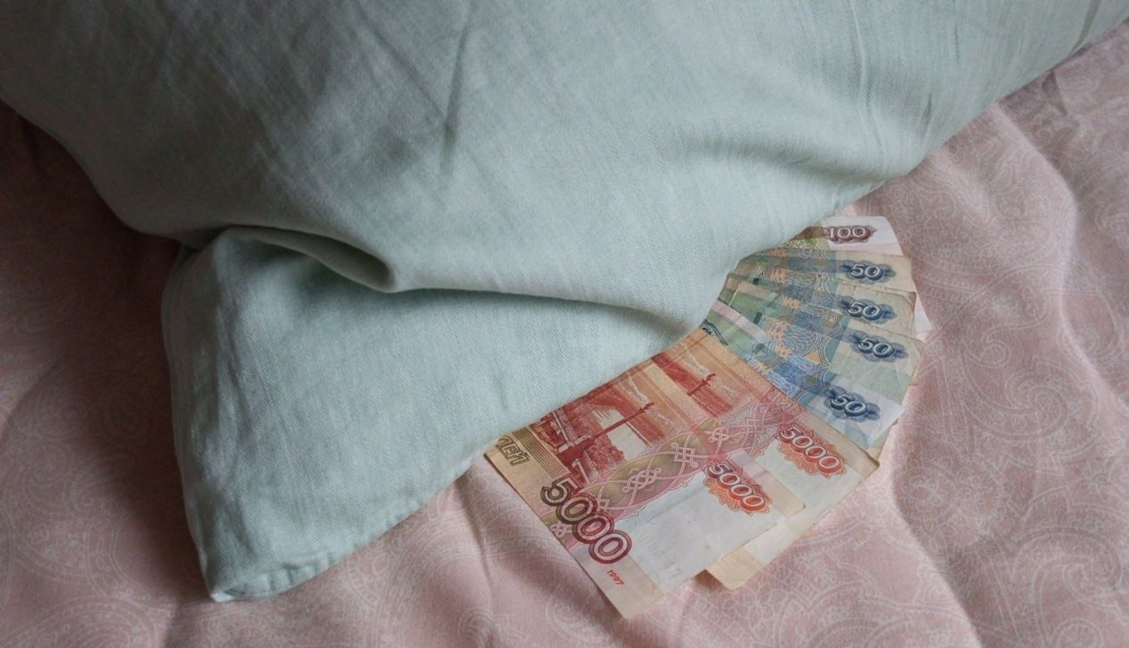 В Башкирии в подушке обнаружили почти полмиллиона рублей