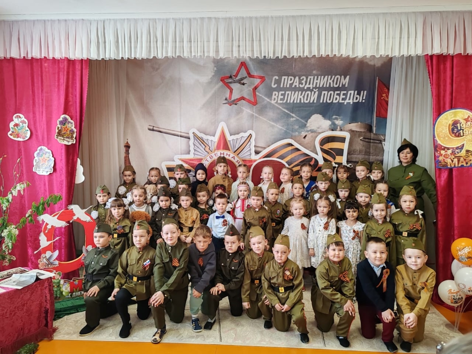 Поклонимся великим тем годам