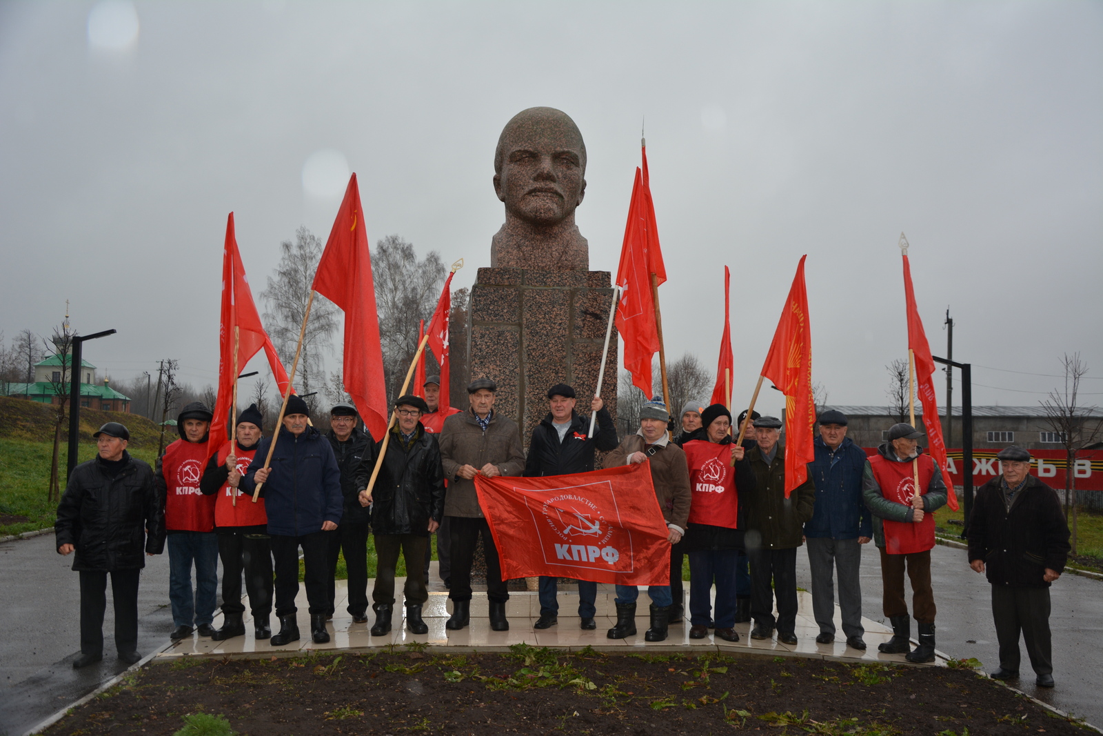 Коммунисты Калтасинского района возложили венок к монументу Владимиру Ленину