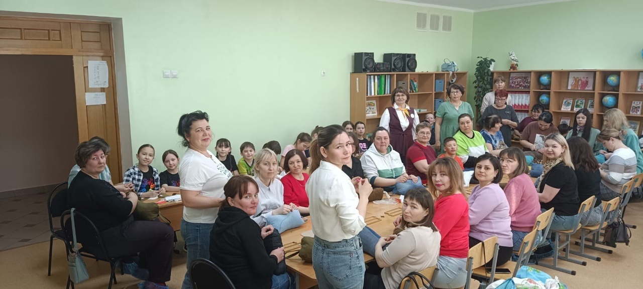 Краснохолмские школьники вместе с родителями помогают бойцам СВО