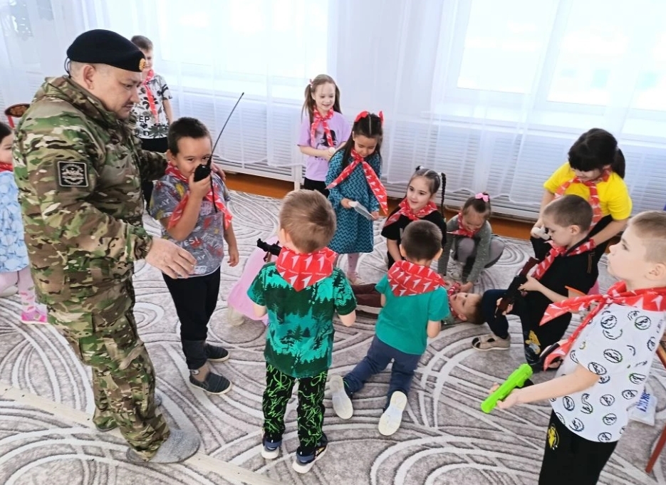 Ветеран СВО рассказал детям о службе и мужестве солдат