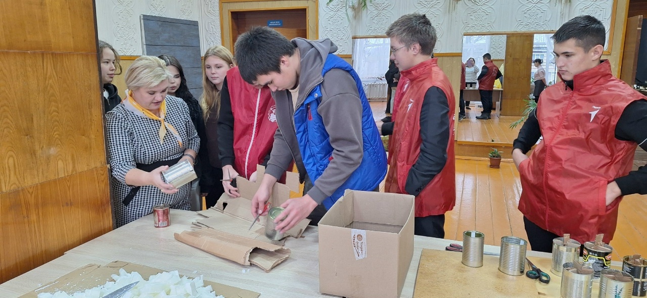 Согреем наших: кутеремские школьники делают окопные свечи для бойцов СВО