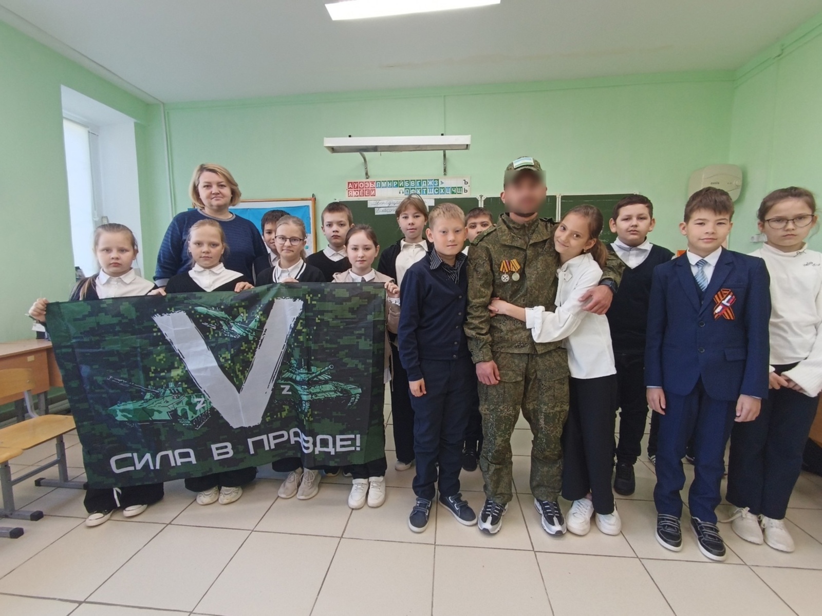 Боец СВО встретился с учащимися Краснохолмской средней школы №3