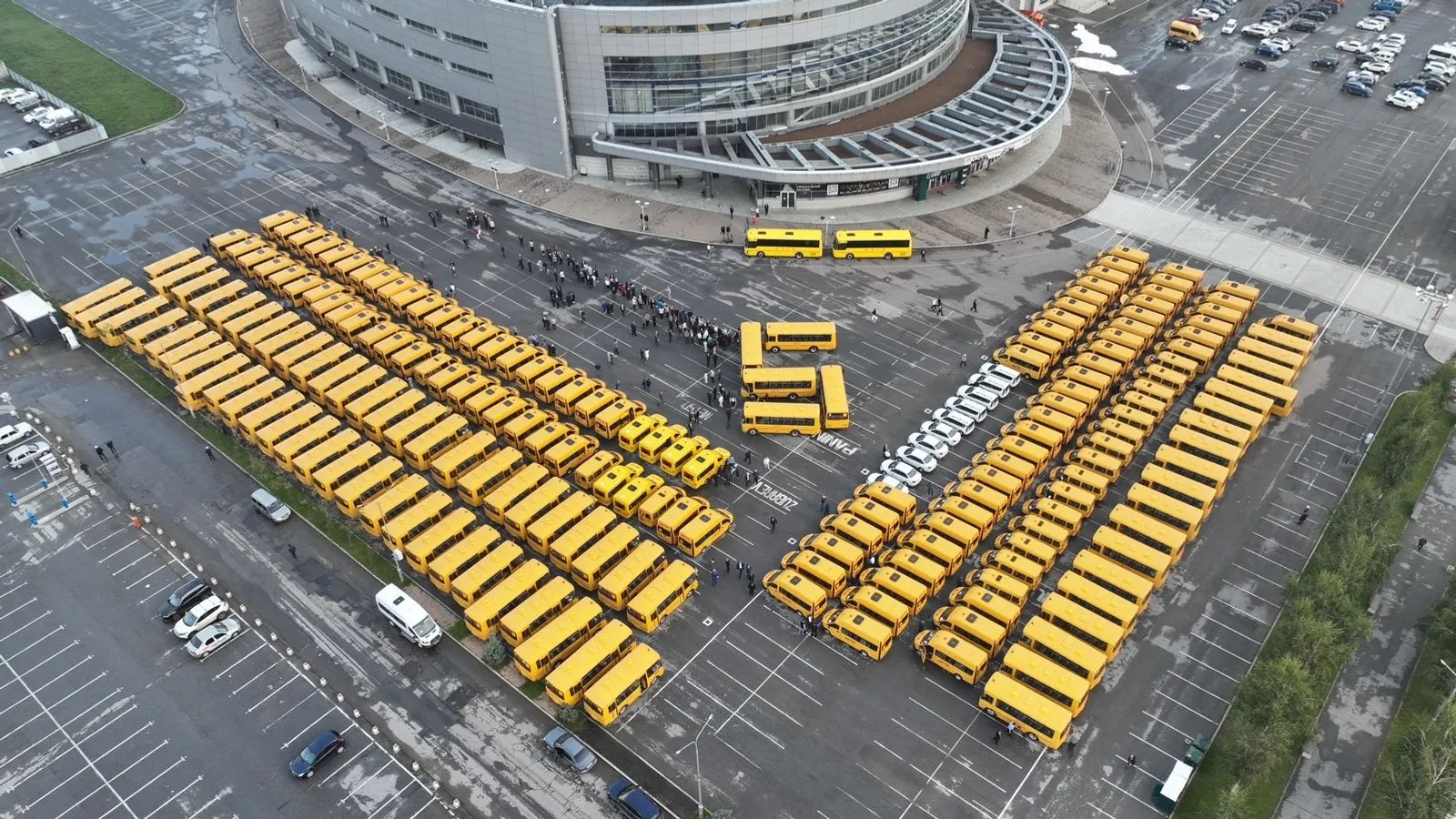 Школы Башкирии получили более 200 новых автобусов и автомобилей