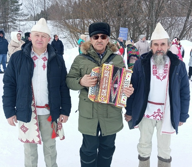 Весело и забавно проводили зиму жители деревни Бабаево