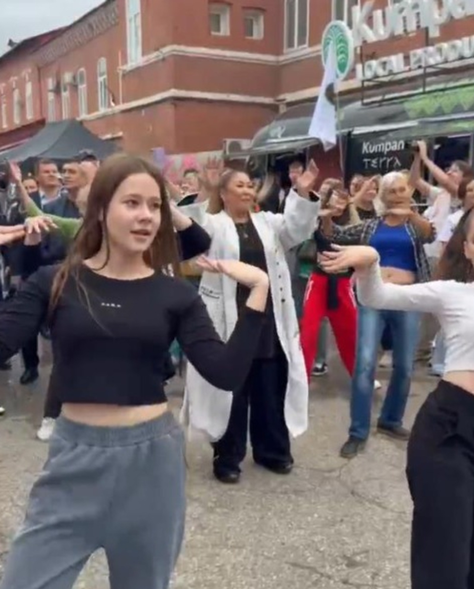 Певица Анита Цой станцевала с молодежью Башкирии зумбу