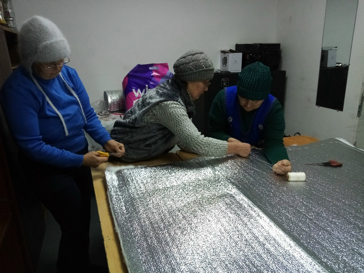 Защита для защитников: мастерицы деревни Сазово шьют антидроновые одеяла