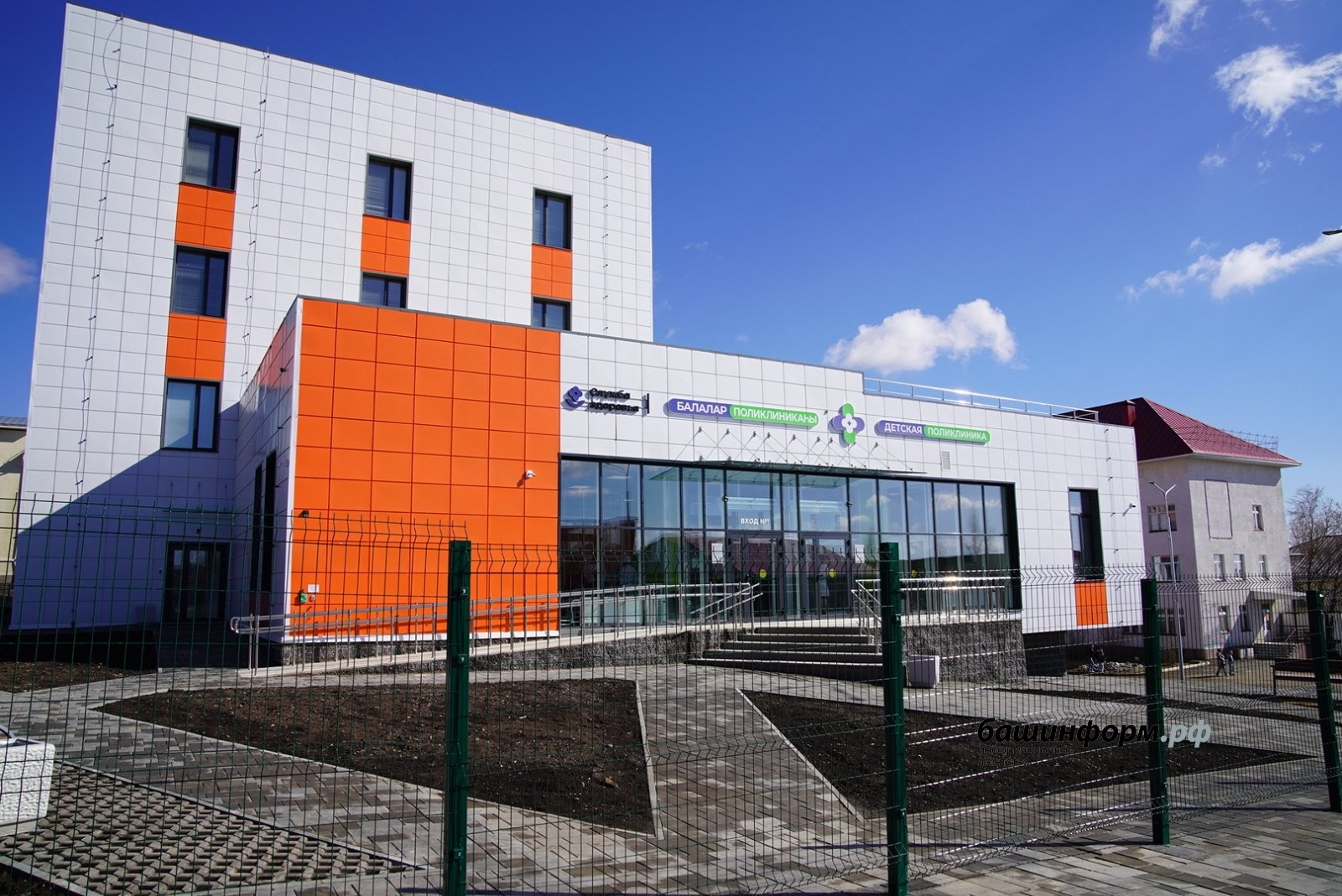 Глава Башкирии Радий Хабиров посетил новую детскую поликлинику в Аскарово