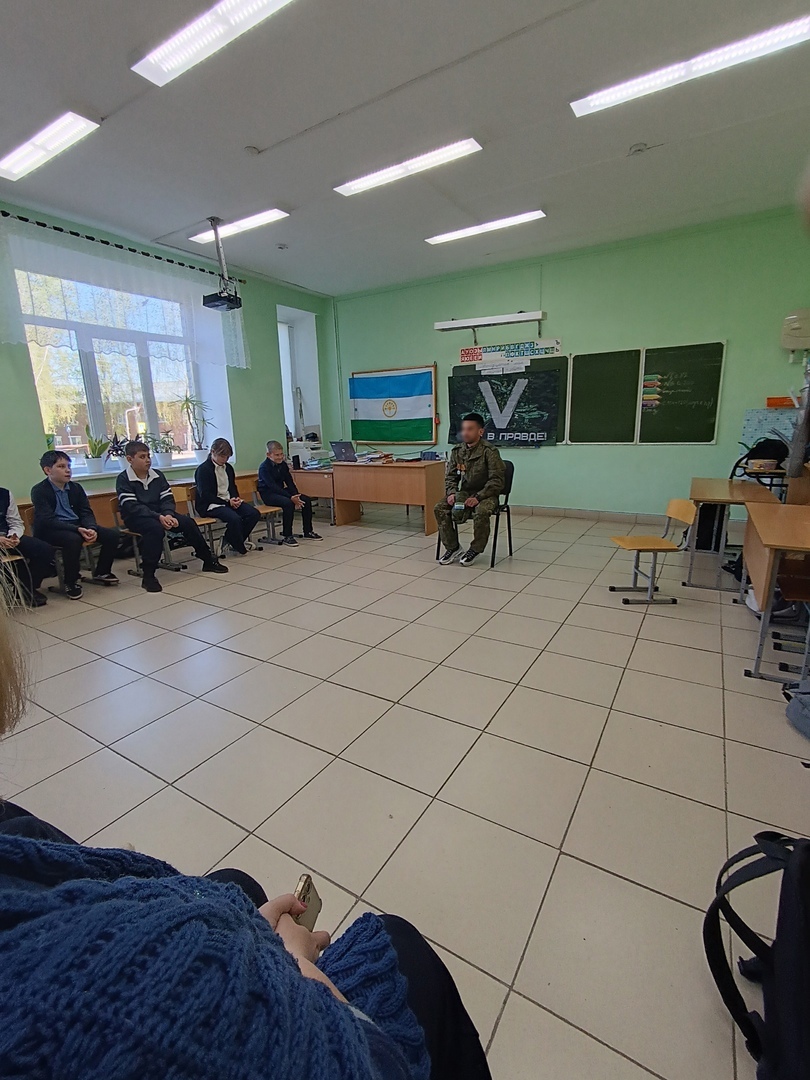 Боец СВО встретился с учащимися Краснохолмской средней школы №3