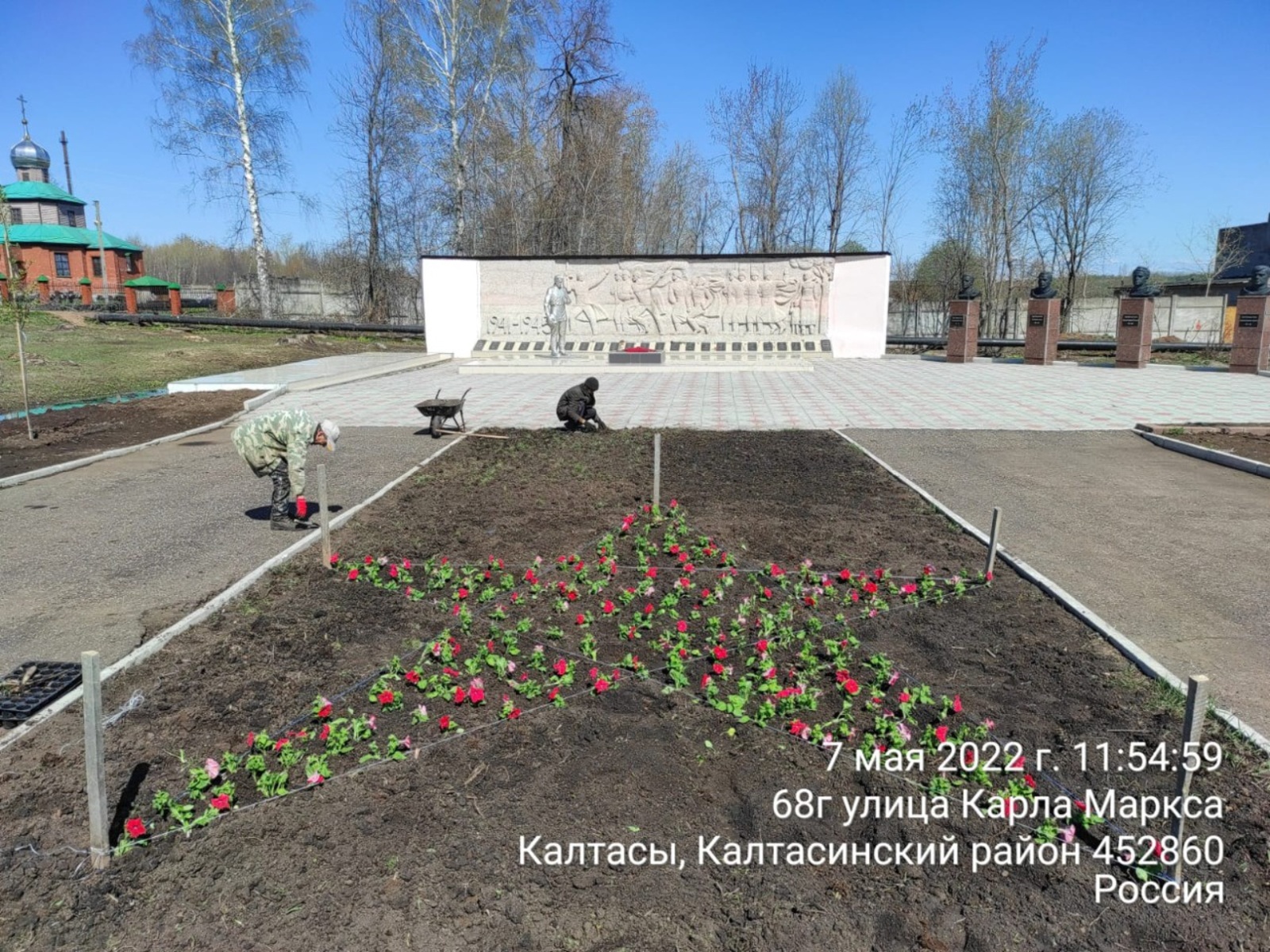 В Калтасинском районе ко Дню Победы цветочные звезды украсили мемориал Славы