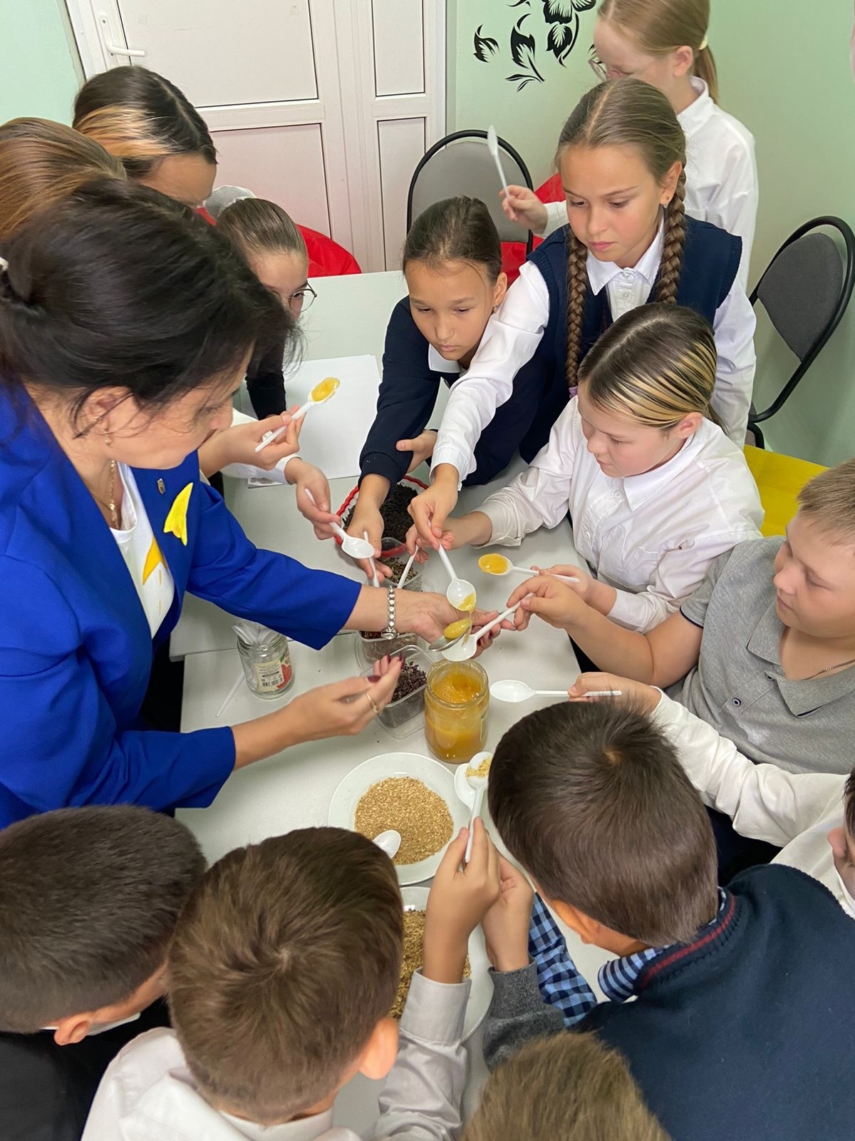Школьники Калтасинского района готовят для бойцов СВО "Ложки здоровья"