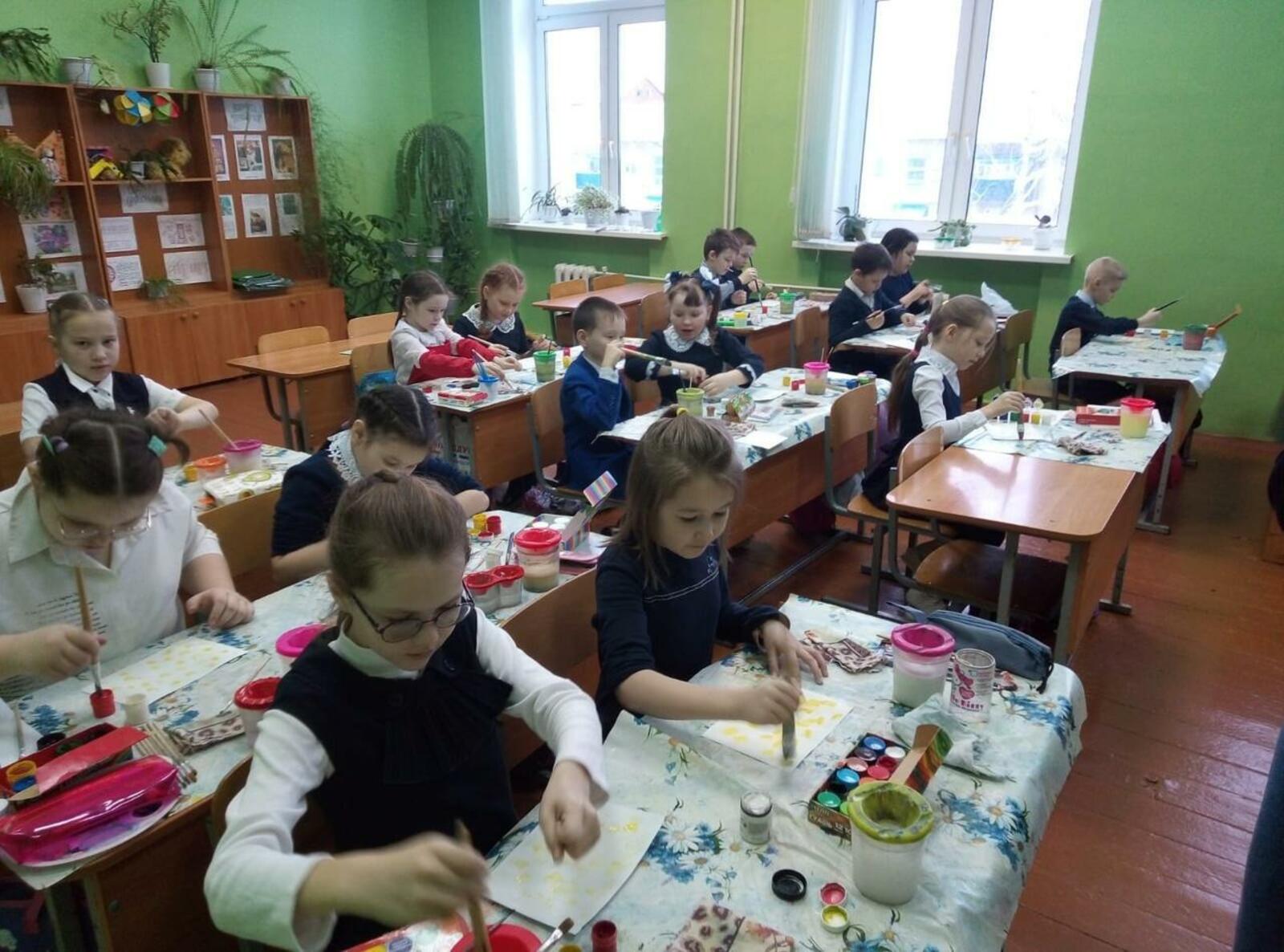 Учащиеся второго класса Краснохолмской первой школы познакомились с необычной техникой рисования