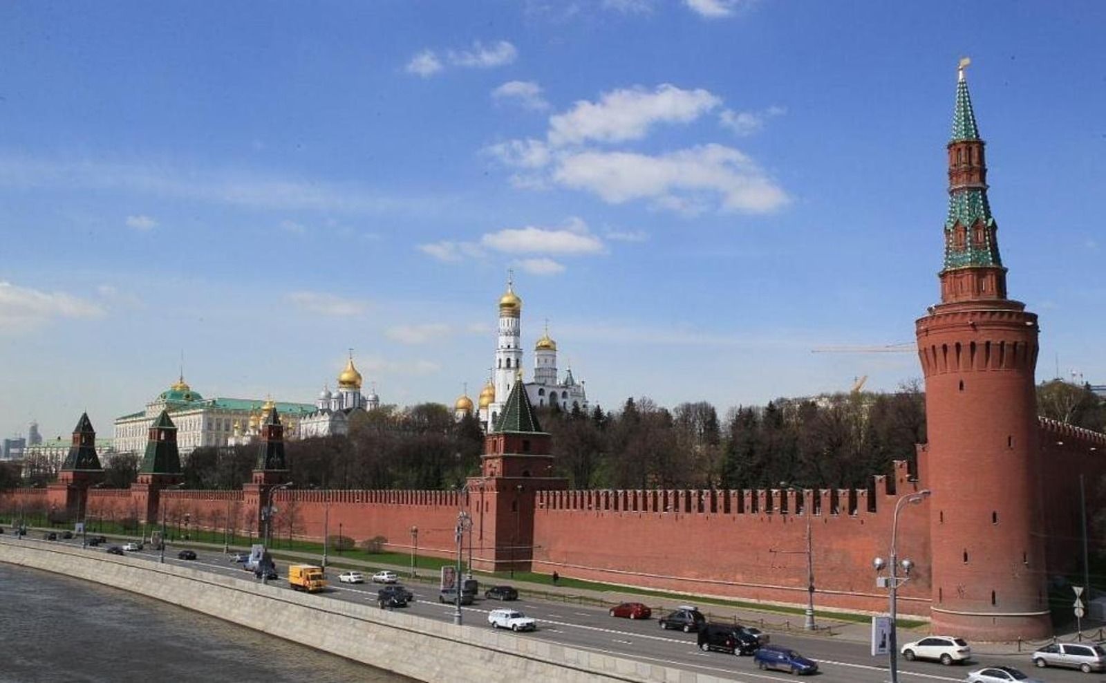 Путин поздравил Главу Башкирии с Днем Победы