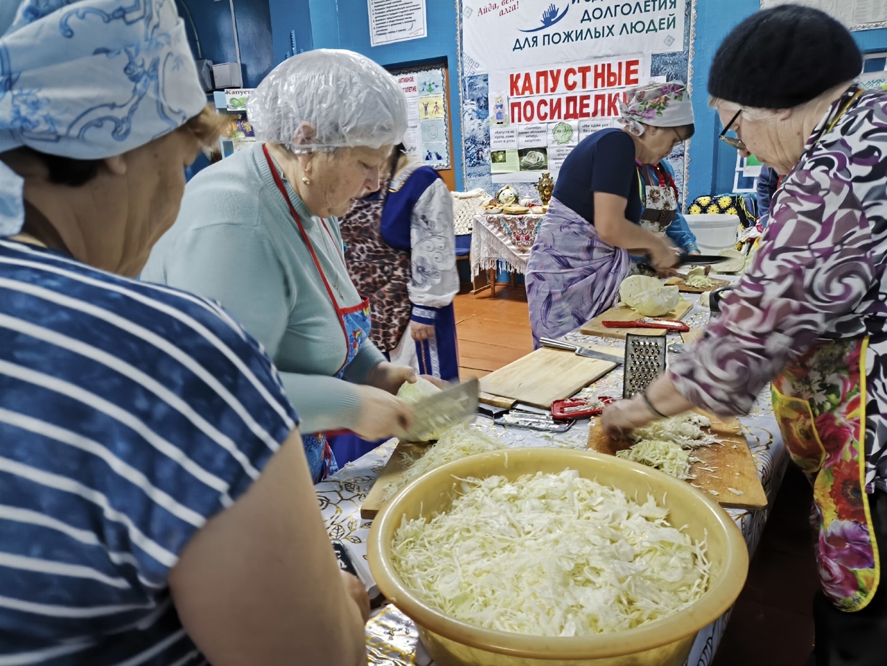 «Капустные посиделки» в Калегино: женщины засолили капусту для участников СВО