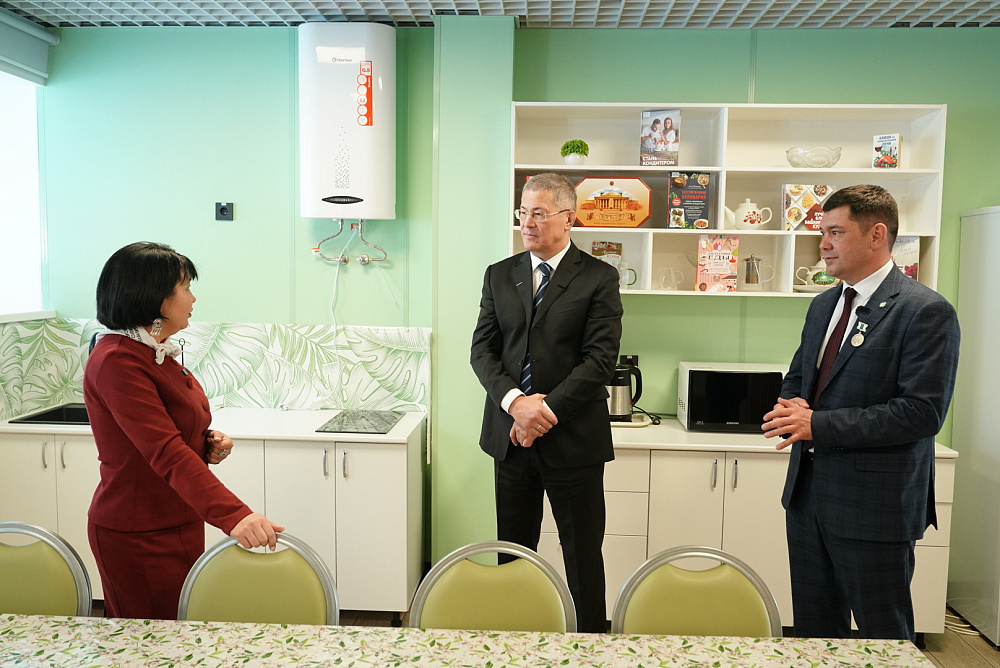 Радий Хабиров оценил библиотеку в Татышлинском районе Башкирии