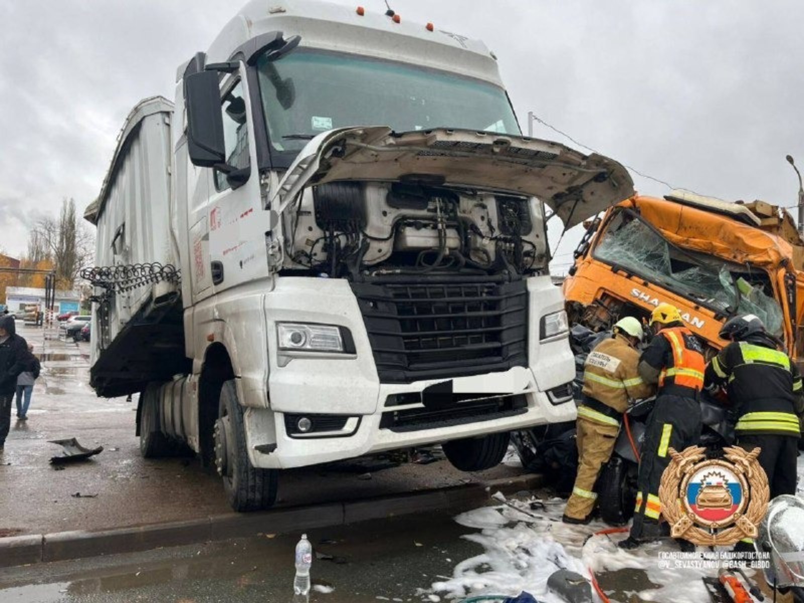В Башкирии фура столкнулась с 11 автомобилями