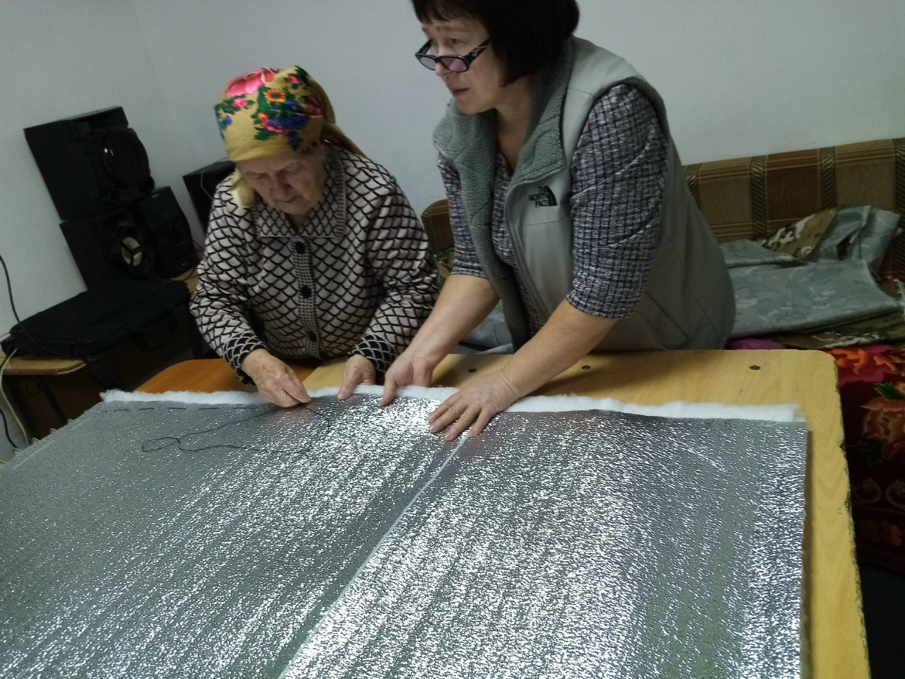 Защита для защитников: мастерицы деревни Сазово шьют антидроновые одеяла