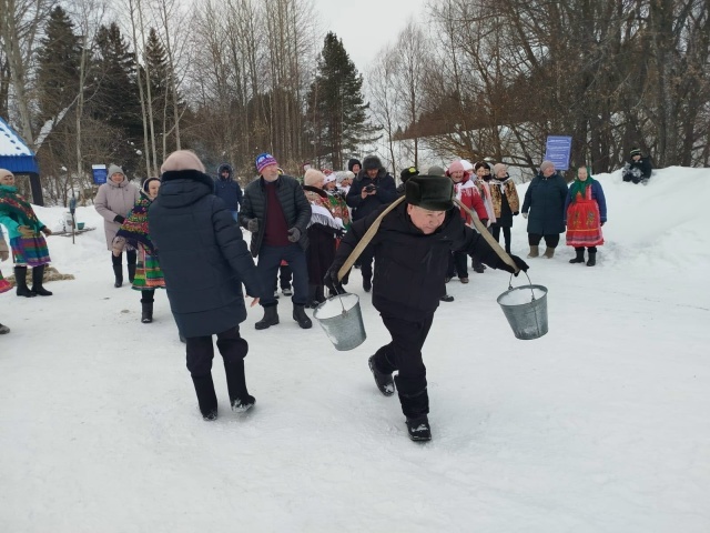 Весело и забавно проводили зиму жители деревни Бабаево