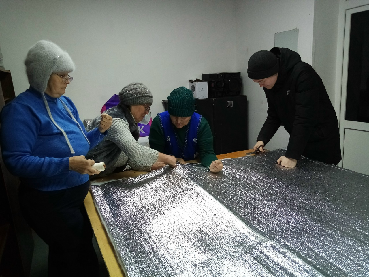 Защита для защитников: мастерицы деревни Сазово шьют антидроновые одеяла