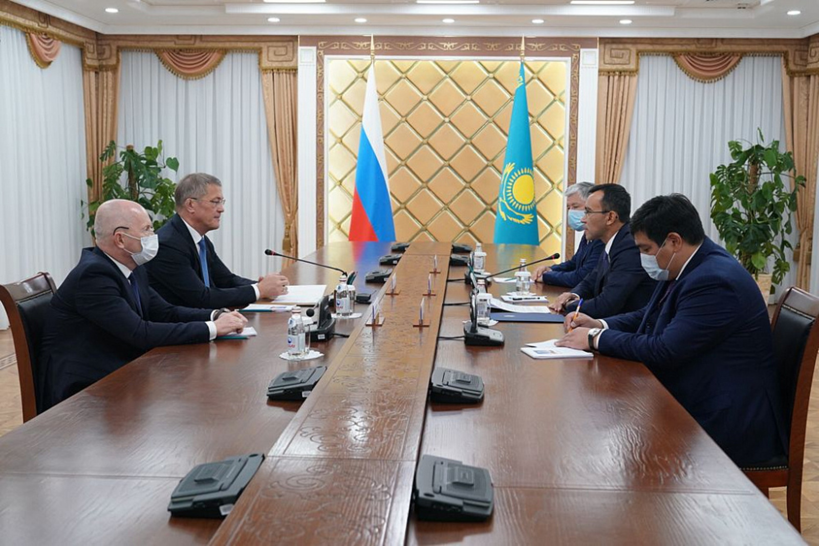 В Нур-Султане состоялась рабочая встреча Радия Хабирова и Председателя Сената Парламента Казахстана Маулена Ашимбаева