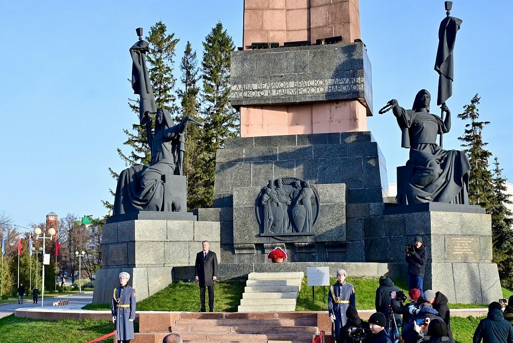 Радий Хабиров возложил цветы к Монументу Дружбы в Уфе