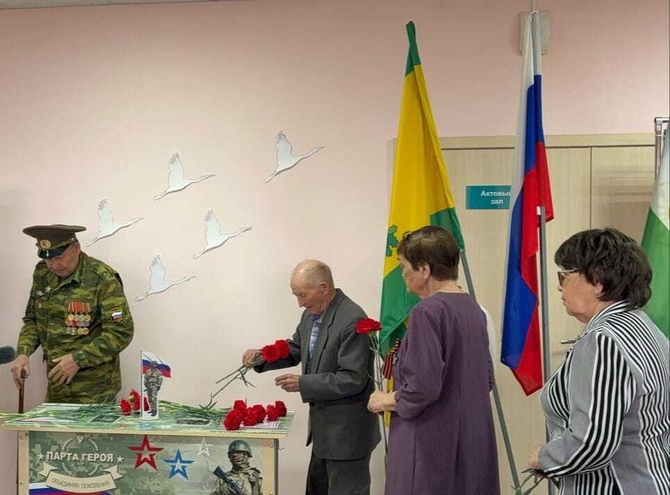 В Калтасинской средней школе №2 открыли «Парту Героя»