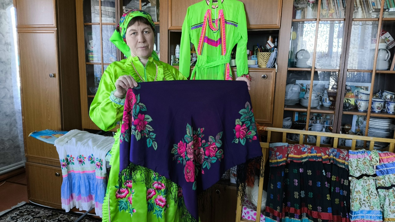 Ленты с Дороги жизни стали украшением  национального платья