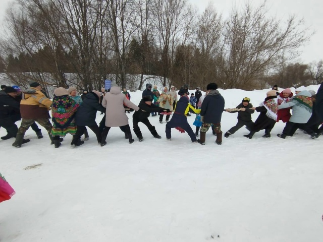 Весело и забавно проводили зиму жители деревни Бабаево