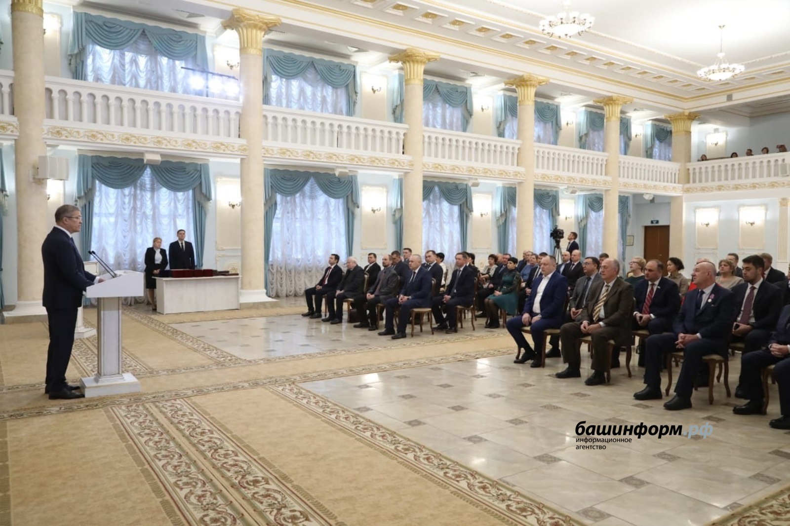 Глава Башкирии наградил лучших работников промышленности республики