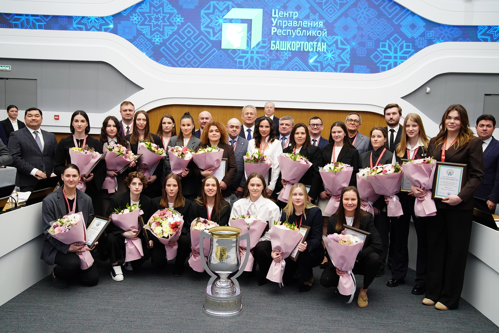 Радий Хабиров поздравил команду«Агидель»с победой в Кубке Женской хоккейной лиги