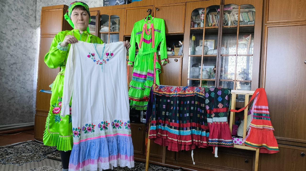 Ленты с Дороги жизни стали украшением  национального платья