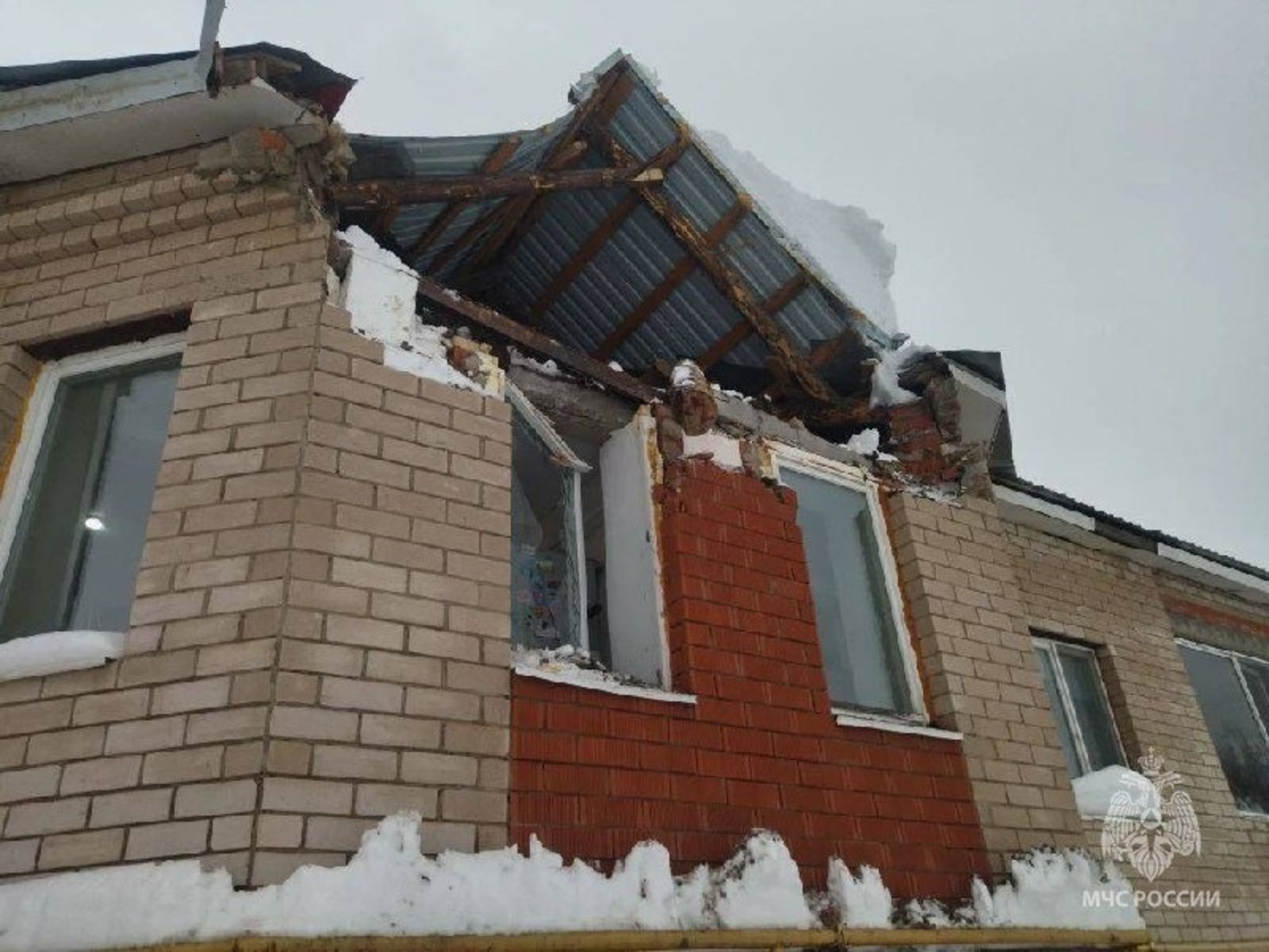 В Башкирии снег разрушил кровлю жилого дома