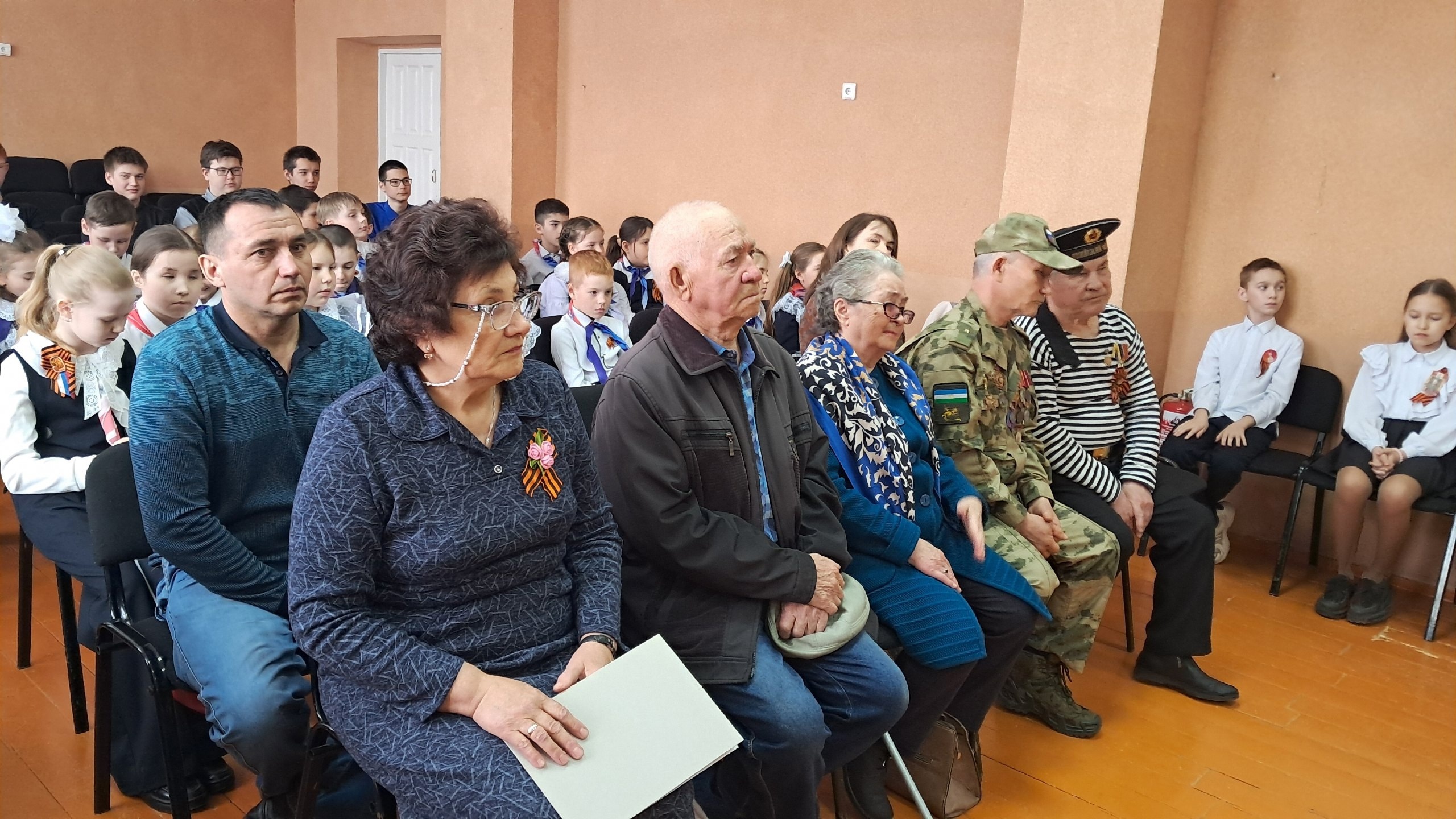 В Краснохолмской первой школе открыли Парту Героя