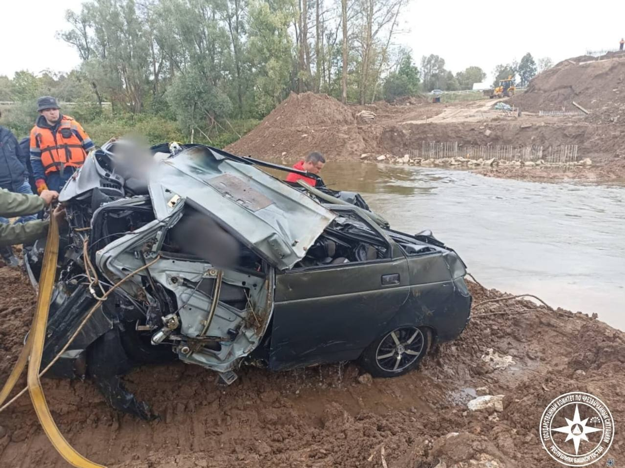 В Башкирии из реки достали мертвого водителя