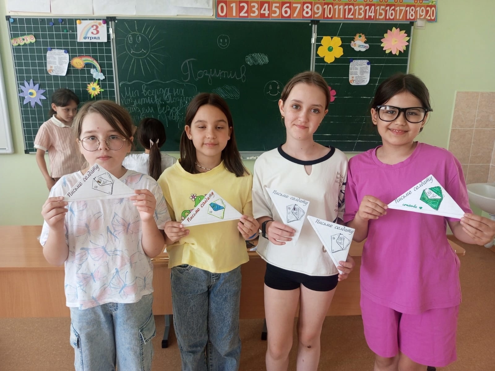 Краснохолмские школьники написали письма поддержки военнослужащим СВО