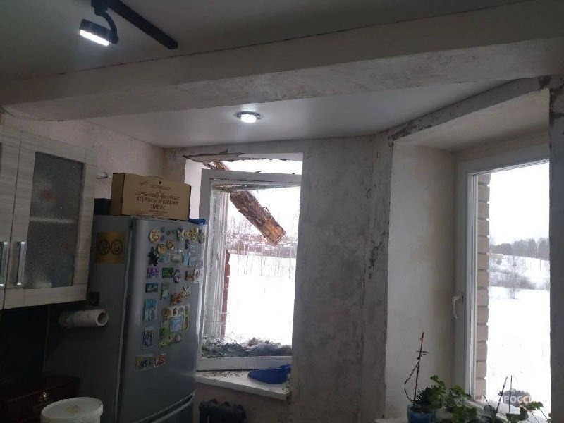 В Башкирии снег разрушил кровлю жилого дома