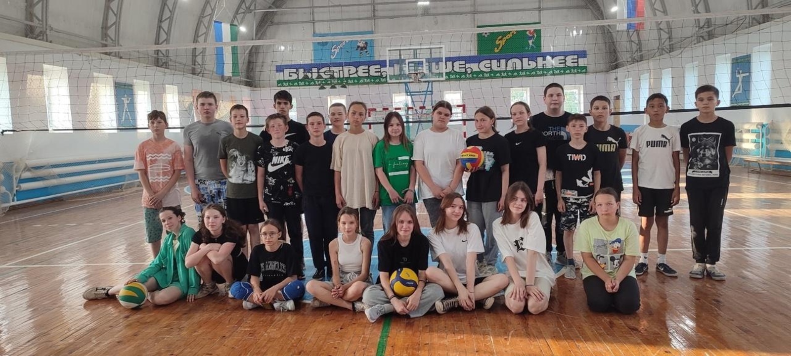 Краснохолмские школьники провели товарищеские игры по волейболу